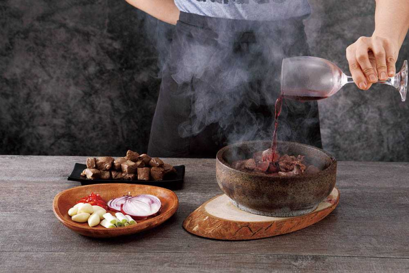 由服務人員桌邊服務的「嗆鍋燒」，讓客人感受五感效果。圖為「紅酒骰子牛」。（圖／丰盛町提供）