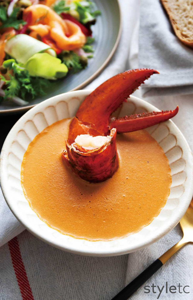 最為經典的「法式龍蝦濃湯」是慶祝節日時的必備料理。（圖／Willis TSENG提供）