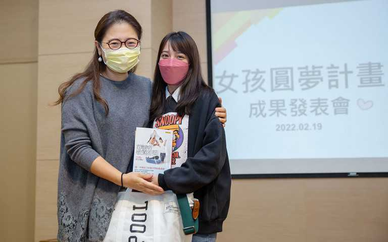 台灣世界展望會與女董事協會關懷經濟弱勢女孩發展權利，藉由一對一陪伴的方式，在定期互動關懷中分享彼此生命經驗。（照片提供：台灣世界展望會）