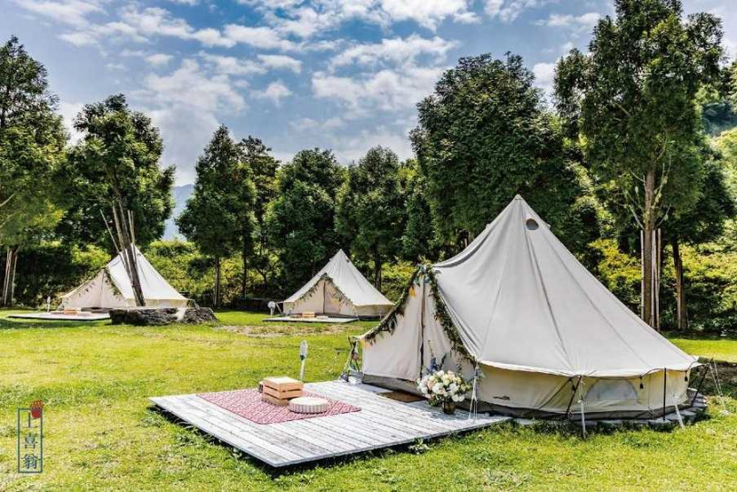 近年來免裝備、免搭帳的豪華露營是熱門體驗，圖為新竹愛上喜翁豪華露營。（圖／KKday提供）