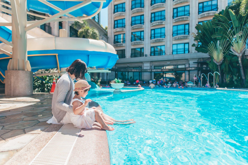 園區內的義大皇家酒店有包括室內水療池、戶外戲水池、三溫暖、兒童遊戲室、健身房等上千坪的休閒設施。