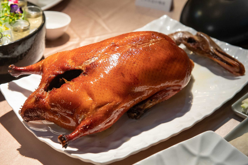 最具特色的「烤鴨五吃」，特選宜蘭的櫻桃鴨，每隻重達3.5公斤，先以獨家配方醃製後窯烤，最後再淋熱油增加外皮脆度。