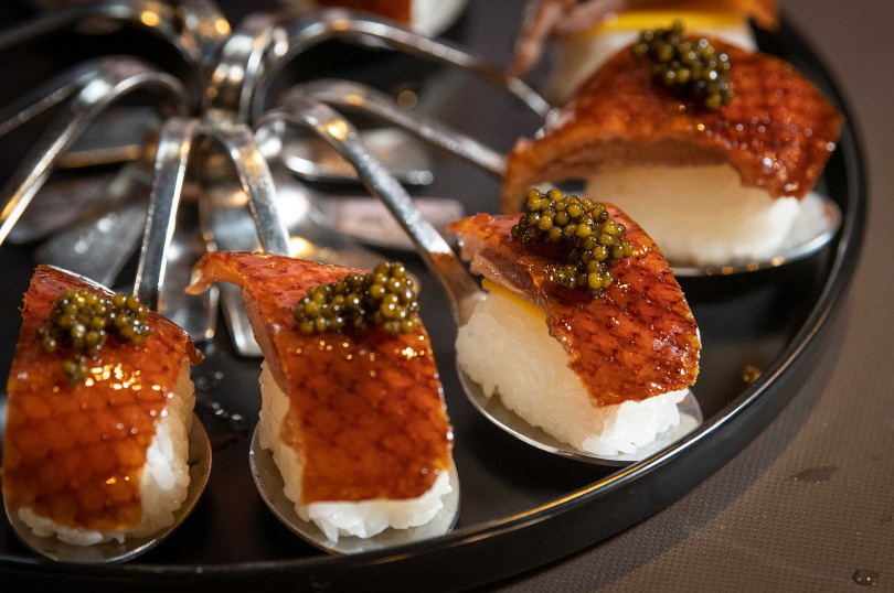 「烤鴨五吃」其中之一的櫻桃鴨握壽司滿足饕客味蕾。