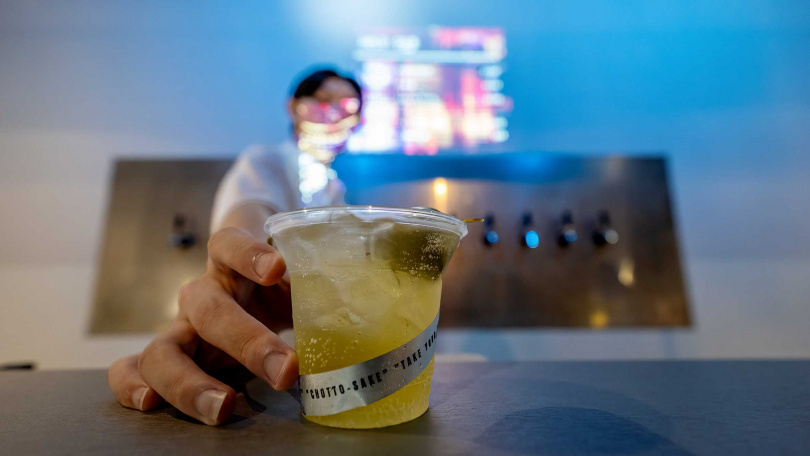 「Hold on Draft」目前最受歡迎的調酒是「First Love」，以威士忌、梅子、小黃瓜、氣泡組成酸甜暢快的滋味。（300元，圖／焦正德攝）