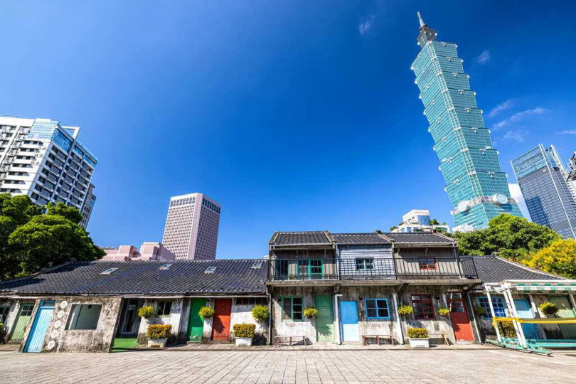 四四南村緊鄰臺北101大樓，純樸的眷村外貌和周圍現代化建築形成強烈的對比。