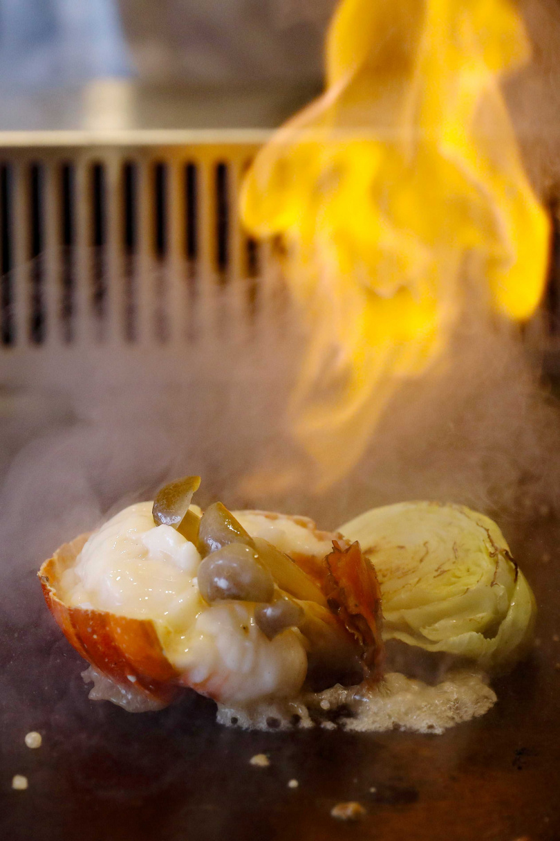 馬祖高粱為澳洲水姑娘活龍蝦帶出圓潤醇厚的風味，升起的火焰營造強烈視覺感。（圖／侯世駿攝）