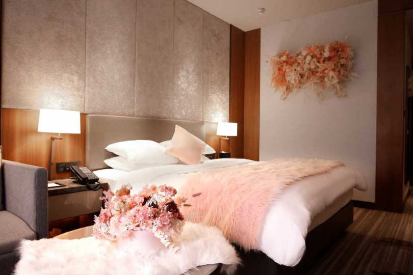 台北六福萬怡酒店再度攜手Elite Concept一禮莊園跨界設計花藝植感房，以Pantone 2024代表色「Peach Fuzz柔和桃」為靈感，將房間打造以永生花花藝圍繞的「唯美花藝植感房」。