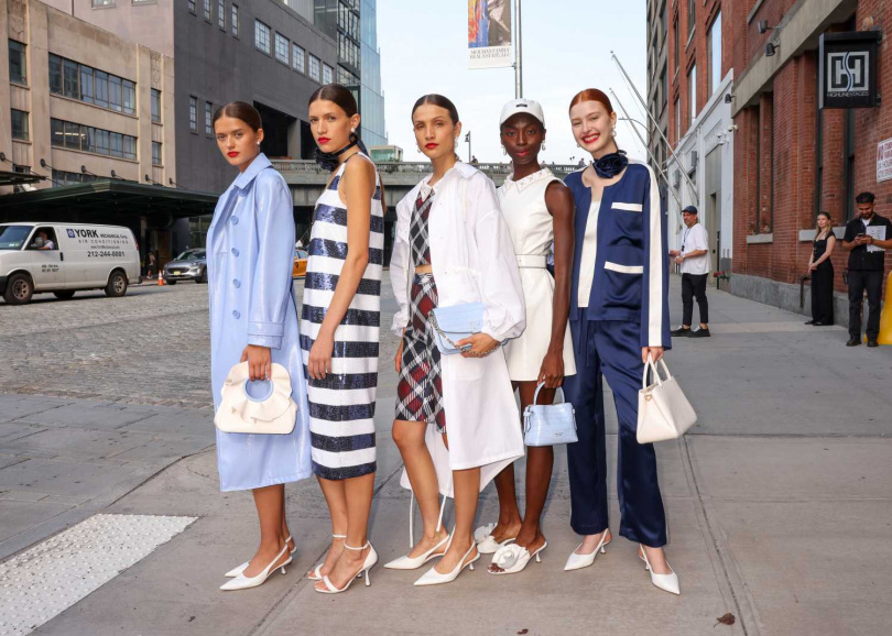 在紐約時裝週上，kate spade new york在切爾西大道的現場引領一場充滿情感共鳴的時裝展。