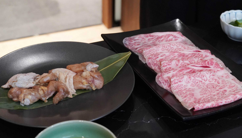 「日月潭紅玉雞腿肉」入口可感受到紹興酒的鮮明香氣（左，1,250元套餐主菜），「日本頂級A5和牛紐約客」亦柔嫩香甜。（3,100元套餐主菜，圖／魏妤靜攝）