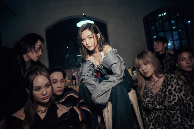 閻奕格為MV化身街頭時尚潮女，一改以往乖乖牌女孩的形象。（圖／華研提供）