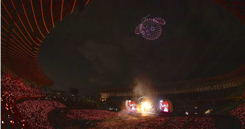無人機在夜空中出現告五人的各種經典符號。（圖／相信音樂提供）
