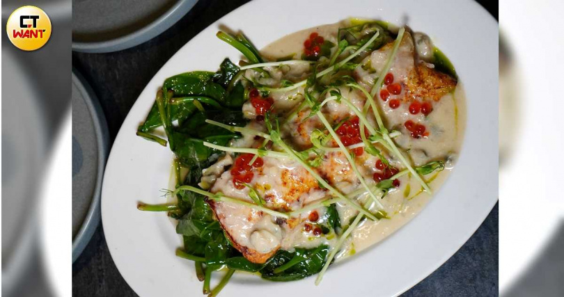 「煎烤鮭魚肚、炙燒蔬菜與檸檬蛤蜊奶油醬」。(500元,圖/魏妤靜攝)