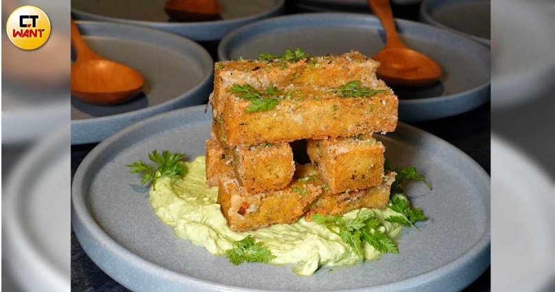 「炸玉米糕搭配酸奶青醬」。(150元,圖/魏妤靜攝)