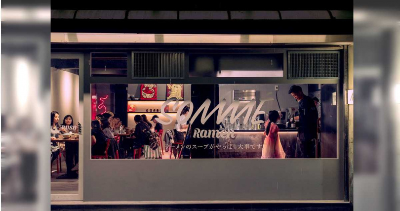 SOMMÉ採簡約低調的黑色系裝潢,開放式廚房讓顧客能窺探廚師料理的過程。(圖/SOMMÉ提供)