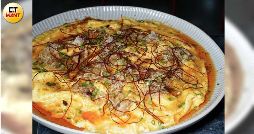 偏重口味、滋味鹹鮮的「烏魚子蟹肉歐姆蛋」適合下酒。(270元,圖/魏妤靜攝)