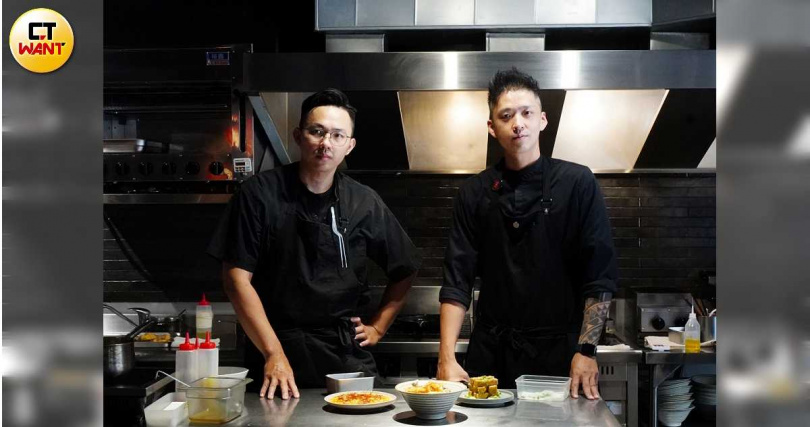 在菜單設計上,主廚Craig(右)會提出概念及想法、抓出大框架,Tank則是風格執行與創意靈魂的主導設計者。(圖/魏妤靜攝)