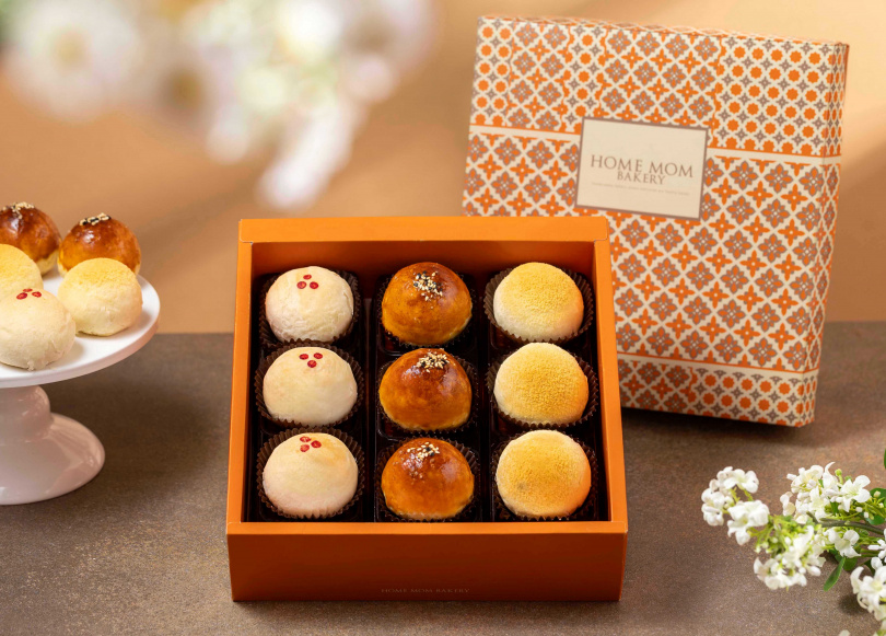 Home Mom Bakery另有推出「月光寶盒」，內含和三盆蛋黃酥S1、月圓酥兒和古早味滷肉綠豆椪。（圖／Home Mom Bakery提供）