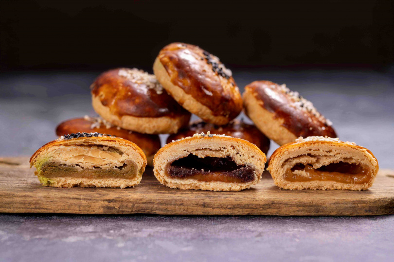 當代甜燒餅有著黝黑閃亮表皮，濃郁奶味夾帶軟滑不膩的甜感，酥鬆化口，即便食材簡單卻風味爆炸，讓人一吃著迷。（圖／Home Mom Bakery提供）