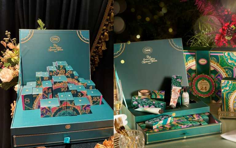 SABON 流光夜宴限量倒數月曆 8,880元。內容物包括24天品項:包括綠玫瑰身體乳液50ml(條裝)、茉莉花語身體乳液50ml(條裝)、綠玫瑰身體磨砂膏60g(NEW)、玫瑰茶語身體磨砂膏60g(NEW)、白茶身體磨砂膏60g(NEW)、經典極潤護手霜30ml、光采煥顏三效死海泥面膜50ml、二合一臉部磨砂膏–清爽薄荷60ml(條裝)、復活草保濕玫瑰花瓣凍膜30ml、沁檸薄荷溫和淨化髮乳30ml、賦活天竺葵死海鹽頭皮磨砂膏90g(條裝)、茉莉花語護手霜30ml(條裝)、白茶護手霜30ml(條裝)、茉莉花語瞬效潤髮乳50ml、茉莉花語淨潤洗髮乳50ml、綠玫瑰護手霜10ml(條裝)、玫瑰茶語護手霜10ml(條裝)、綠玫瑰沐浴油50ml(PET瓶)、經典沐浴油50ml(PET瓶)、玫瑰茶語沐浴油50ml(PET瓶)、玫瑰茶語絲綢身體乳液50ml、白茶絲綢身體乳液50ml、綠玫瑰淨潤洗髮乳50ml、心型金湯匙。(圖/品牌提供、黃筱婷攝)