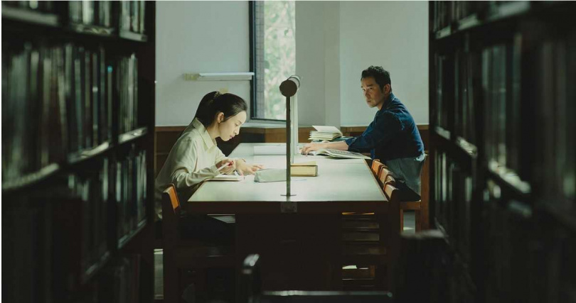 《深度安靜》敘述張孝全(右)與林依晨在大學圖書館的「Deep Quiet Room」相識而展開故事。(圖/風起娛樂提供)