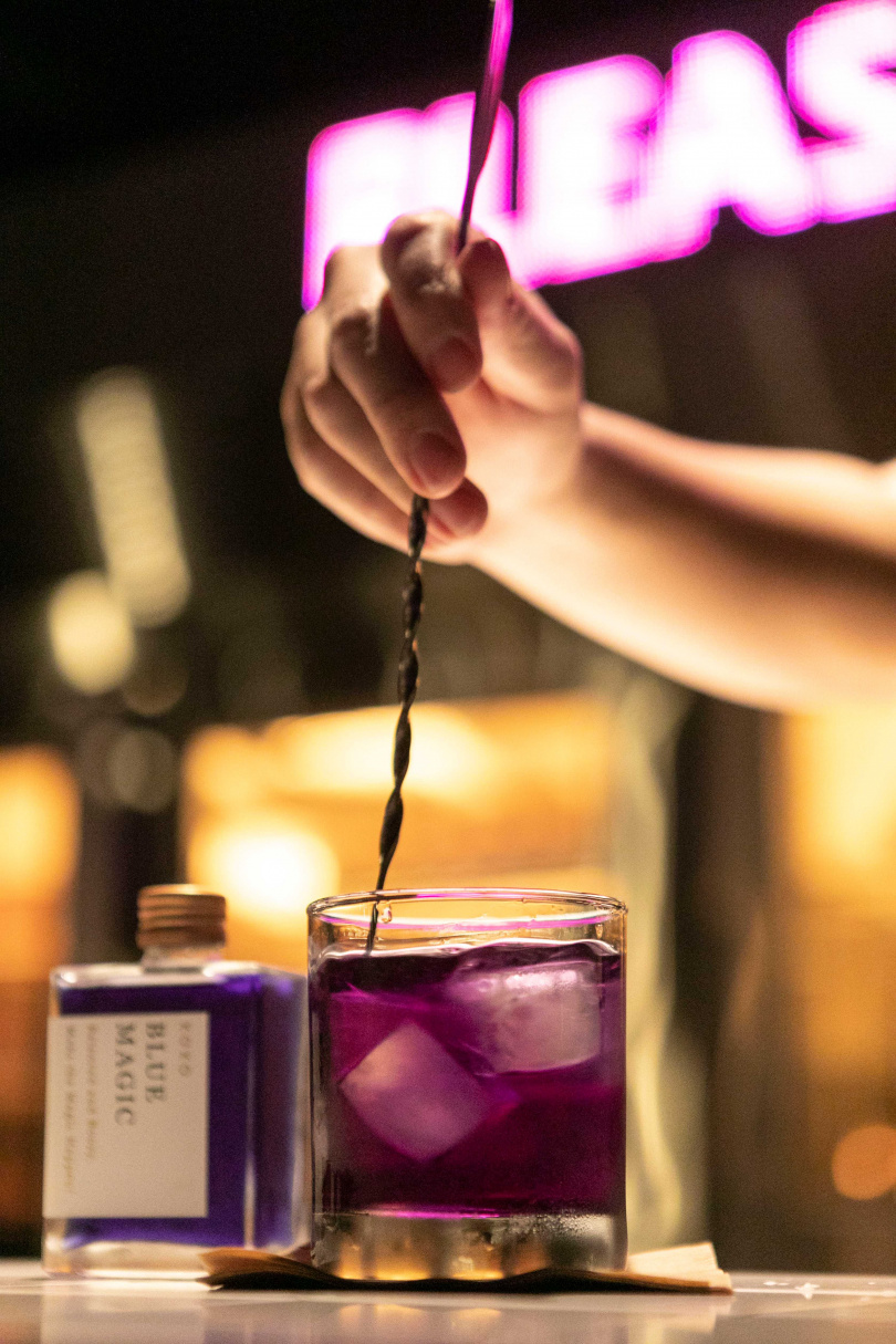「寶島冰茶」混入檸檬汁攪拌後，可看到從深紫色變紫紅的變色過程。（350元，圖／林士傑攝）  
