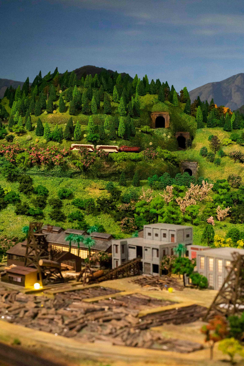 迷你版阿里山小火車的模型列車，穿梭於獨立山的模擬情境。（圖／林士傑攝）