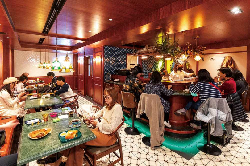 以台灣蛇紋石打造的吧檯與桌面，和木質調空間意外形塑出日式咖啡館氛圍。（圖／焦正德攝）