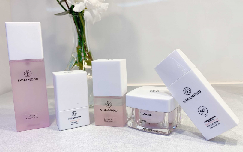 源自專業醫美中心的保養品牌S+DIAMOND鑽美姬全新登場的SD璀璨發光系列,因為厲害的抗藍光成分,又被稱為追劇美肌救星。(圖/吳雅鈴攝影)