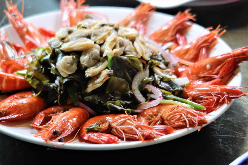 白毛菜與海瓜子簡單汆燙，成了最好的鮮蝦配菜。