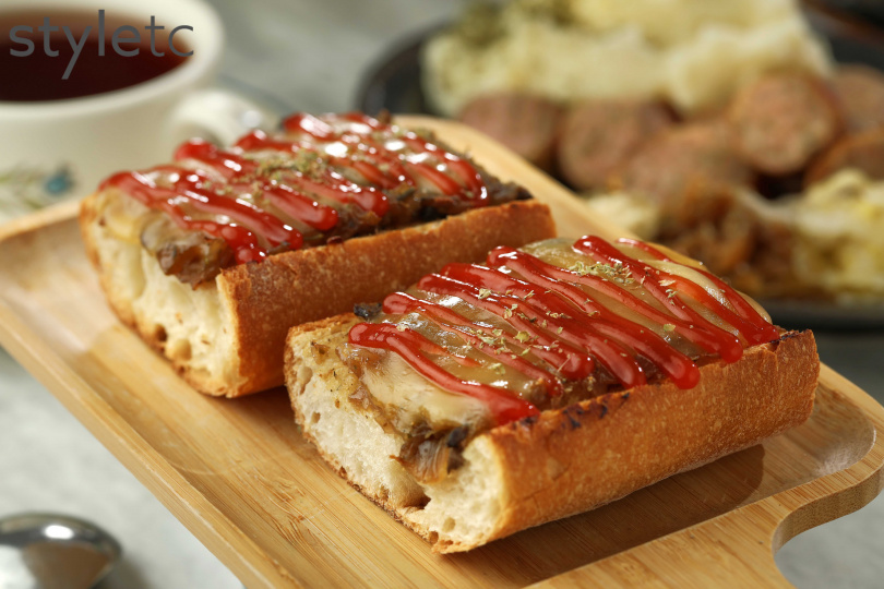 波蘭最常見的街頭小吃，是將炒洋蔥、蘑菇放在法國麵包上後焗烤，香氣十足又富飽足感。（180元）（圖／于魯光攝）