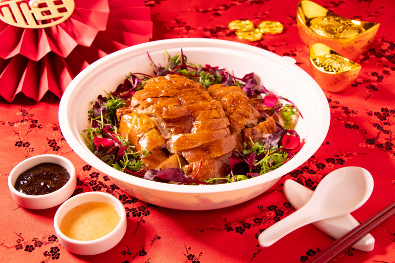 「福虎生風」外帶常溫年菜「飛黃騰達」黃金烤鴨。（圖／台北士林萬麗酒店提供）