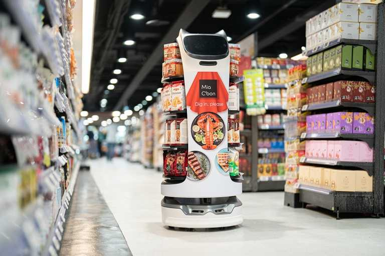 台北天母店首聘「虛擬店長」為消費者選物、親切與消費者打招呼。