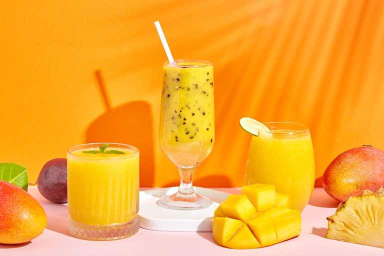「JAI宅」還推出多種風味的「果昔飲品」，搭配柳橙、鳳梨與百香果，層次多元。