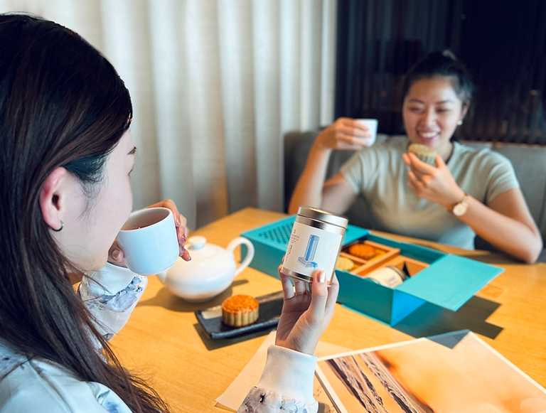 「豪華．薈萃」禮盒，獨家與友善耕作的台灣複方茶第一品牌「茶日子」合作。