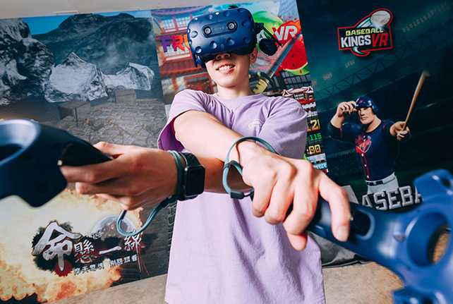 「VR玩樂．潮假期」住房專案，入住後還贈送哈根達斯迷你杯冰淇淋之外，可依照個人喜好選擇一項HTC VIVE虛擬實境遊戲玩樂。