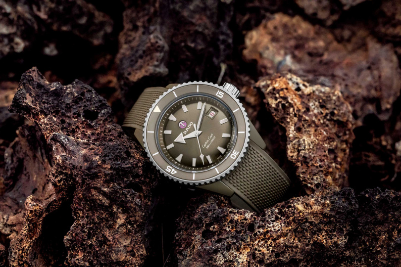 庫克船長高科技陶瓷潛水腕錶R32130318霧面橄欖綠色橡膠錶帶／建議售價92,800元（圖／品牌提供）