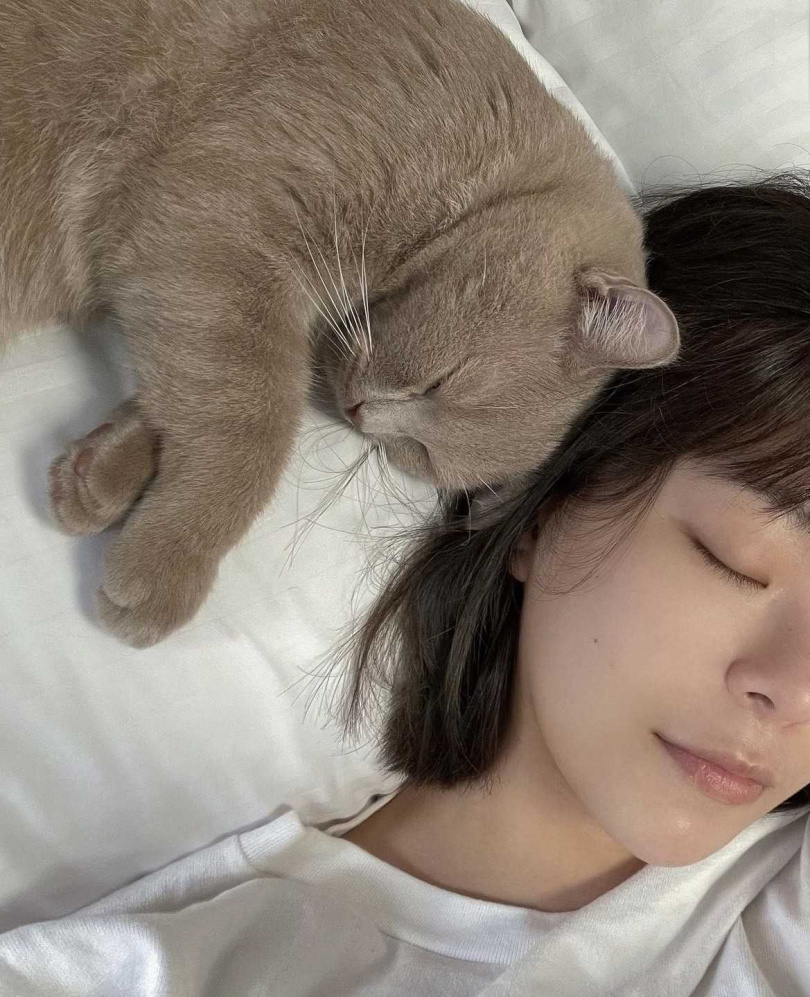 藉寵物溝通表達訴求後，貓咪現在時常會上床陪她睡覺。（圖／葉芸希提供）