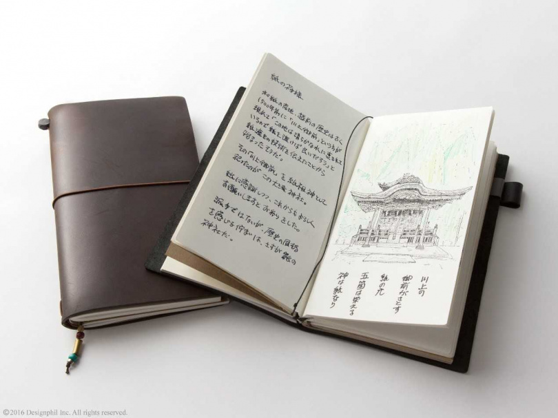 讓文具迷愛不釋手的人氣商品「TRAVELER'S notebook 旅人筆記本」，使用者可依照自己的喜愛來添加紙膠帶、鈕扣、貼紙等裝飾來進行客製化。（圖／TRAVELER'S COMPANY）