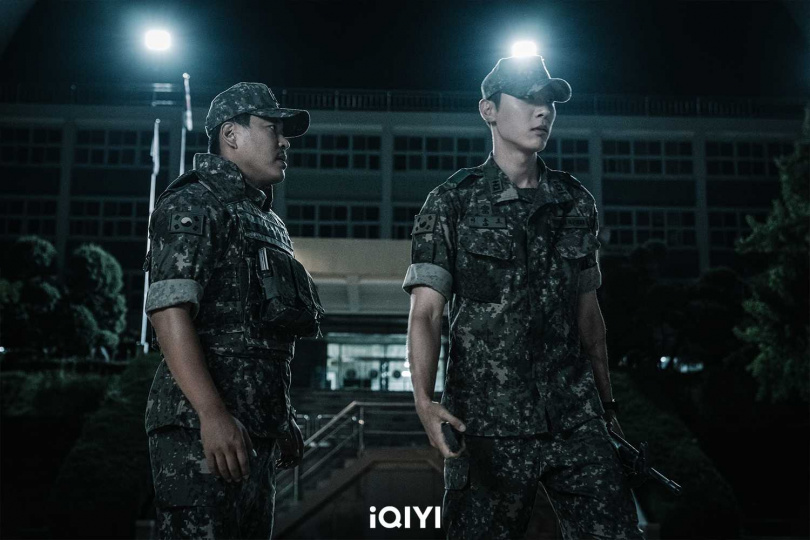 李淳元、申譞洙劇中飾演負責保護學生安全的軍人。（圖／愛奇藝國際站）