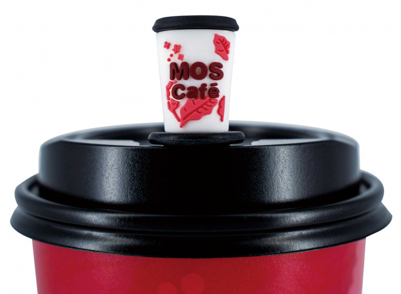 只要來店購買MOS Café系列任2杯飲品，即贈送限量版MOS Café咖啡造型杯塞乙個。
