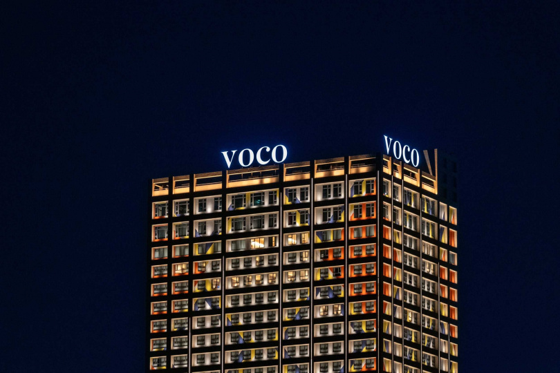 嘉義福容voco酒店日前已在樓高136.2公尺高的樓頂掛上招牌，今起試營運。