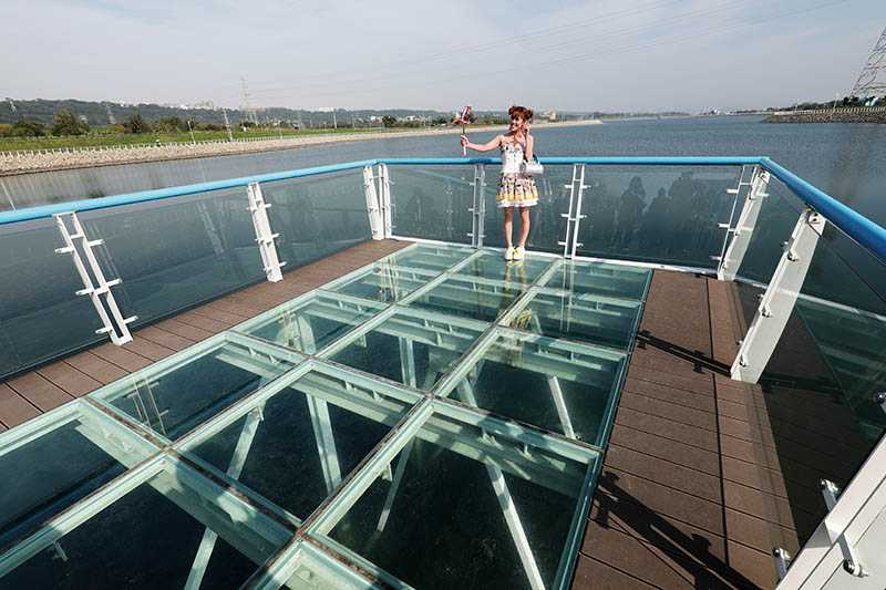 在中庄調整池的透明玻璃棧道景觀平台，可以拍出水天一色的美景。（圖／于魯光攝）