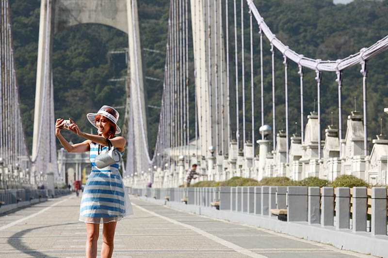 橫跨大漢溪的大溪橋造型優美，不少人來此拍照、欣賞風景。（圖／于魯光攝）