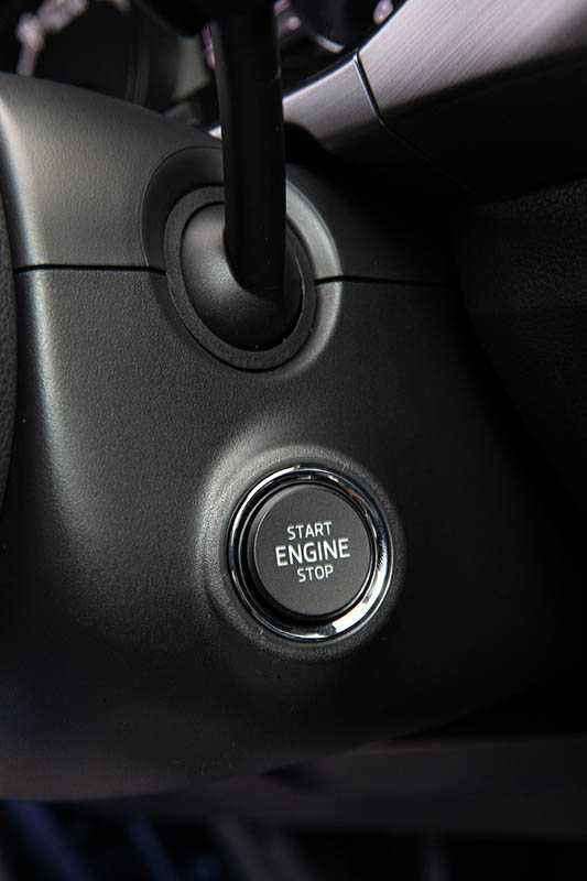 選配的Kessy感應式鑰匙升級至具備動作感應的版本，只要車鑰匙靜止超過15分鐘，就會自動關閉無線電訊號，避免外人闖入車內。（圖／黃耀徵攝）