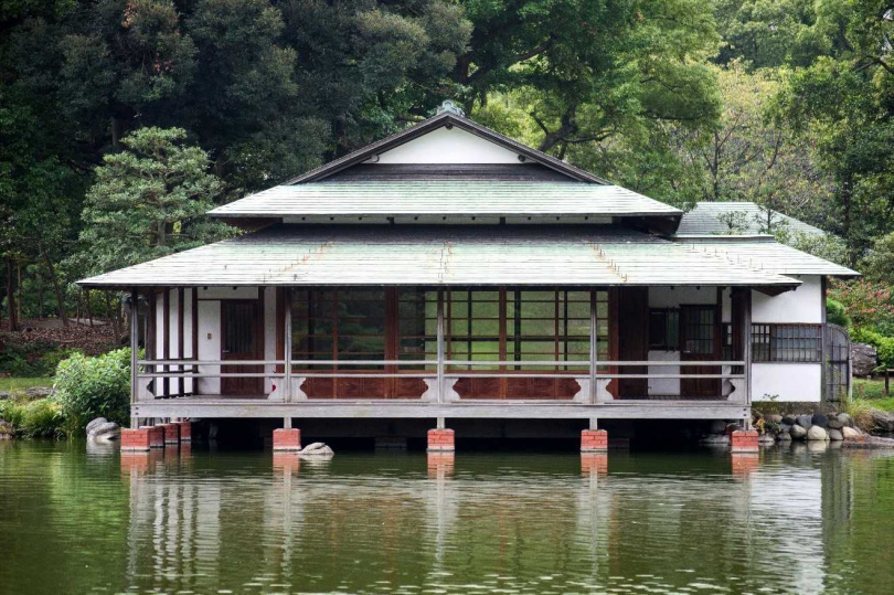 涼亭面向池塘的設計,遊客可在此享受悠閒時光。(圖/©Tokyo Metropolitan Park Association提供)