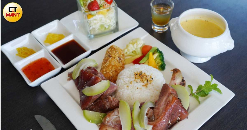 「招牌情人果蔗香豬腳」不只豬腳Q彈、香氣回甘,套餐還包括沙拉、甜點、湯品與附餐飲料,份量不小。(568元,圖/魏妤靜攝)