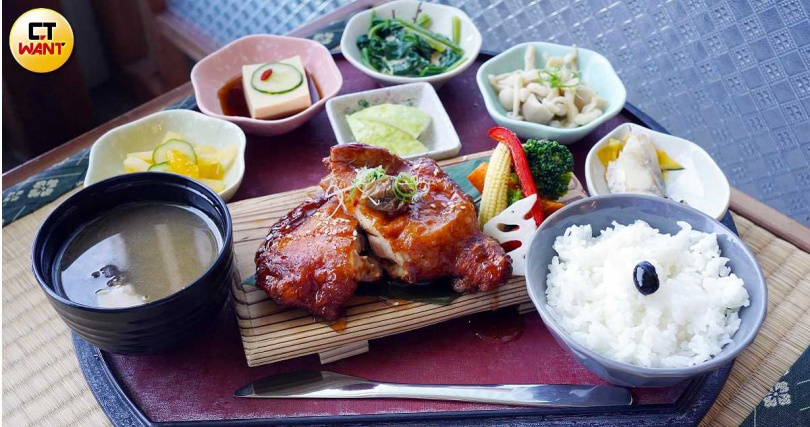 「梅醬烤雞腿」附有多樣爽口小菜,連搭配的水果都以桂花蜜調味。(480元,+100元可升級豪華餐含150元以下飲料與甜點4擇1,圖/魏妤靜攝)