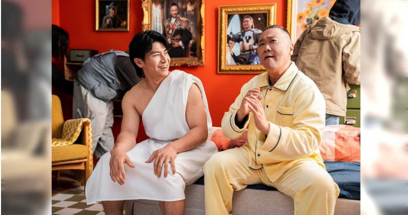 陳傑憲（左）在《陳傑憲 X 邰智源 上場篇｜2025總統盃形象片》中，演出應援天使與惡魔兩個角色。（圖／文總提供）