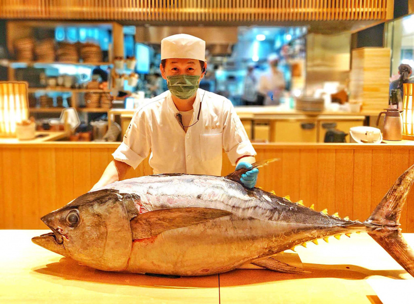 菜な將於7/31晚間6點在大葉高島屋中央水族廣場上演「鮪魚解體秀」。(圖/nana提供)