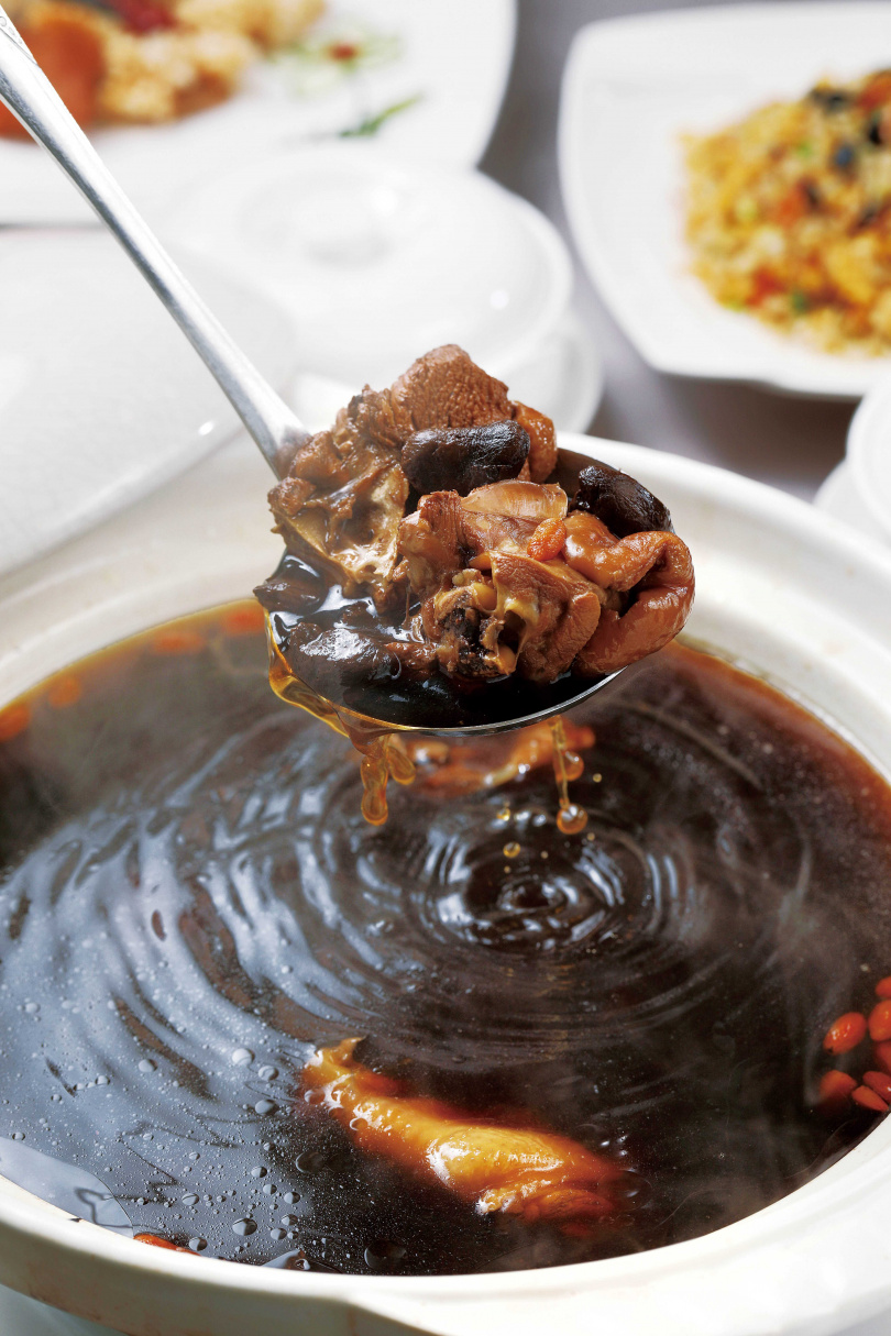 「黑蒜雞湯」的湯頭清鮮有味，充滿黑蒜散發出的甘美發酵香氣。（1,880元）（圖／于魯光攝）